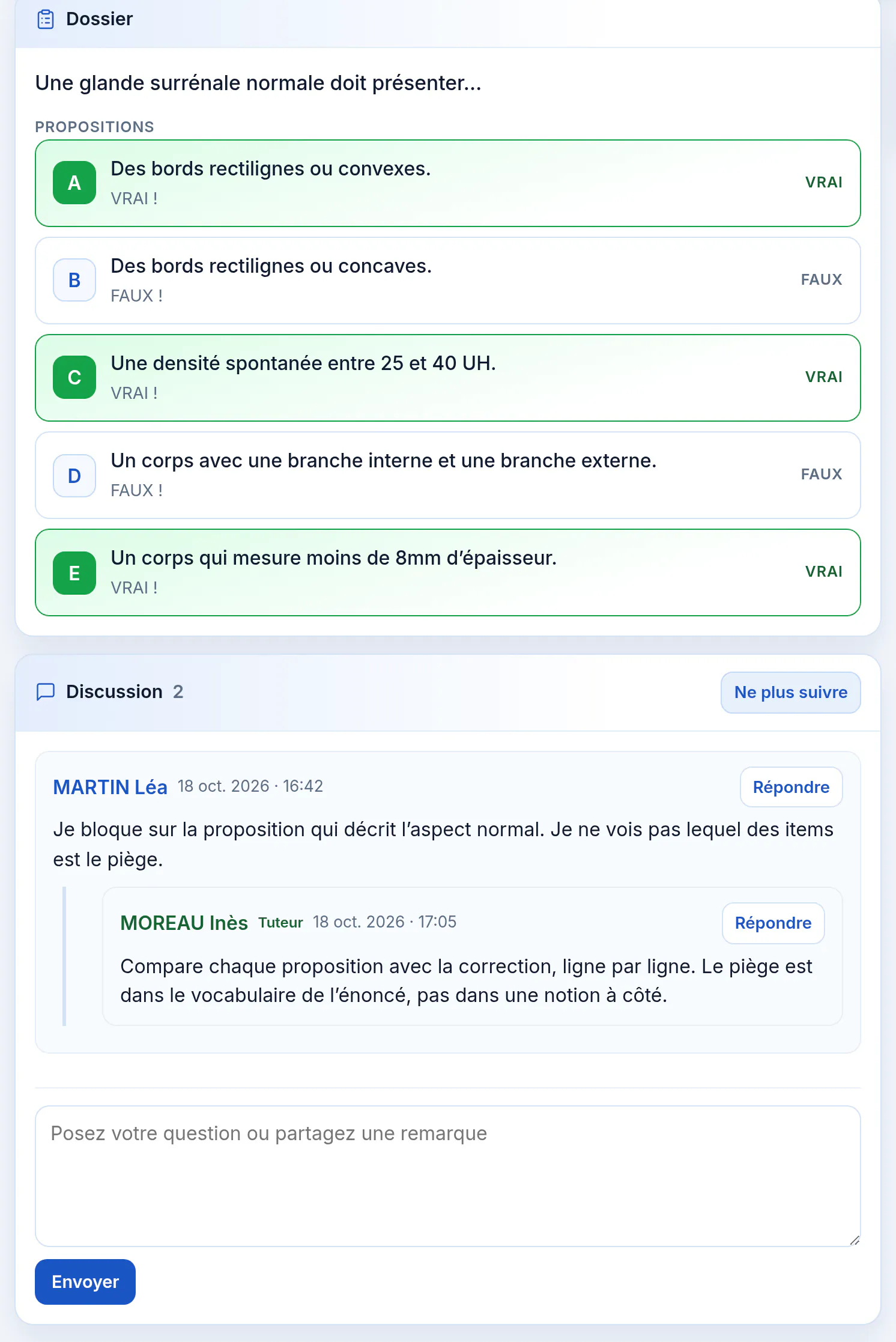 Correction d’une question sur la glande surrénale : les propositions A, C et E sont vraies, B et D fausses. En dessous, le fil de discussion montre la question d’une étudiante et la réponse d’une tutrice, signalée par le badge Tuteur.